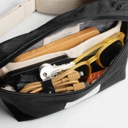 Native Union Crossbody Pouch stylowa nerka saszetka kieszeń Apple AirTag (black)