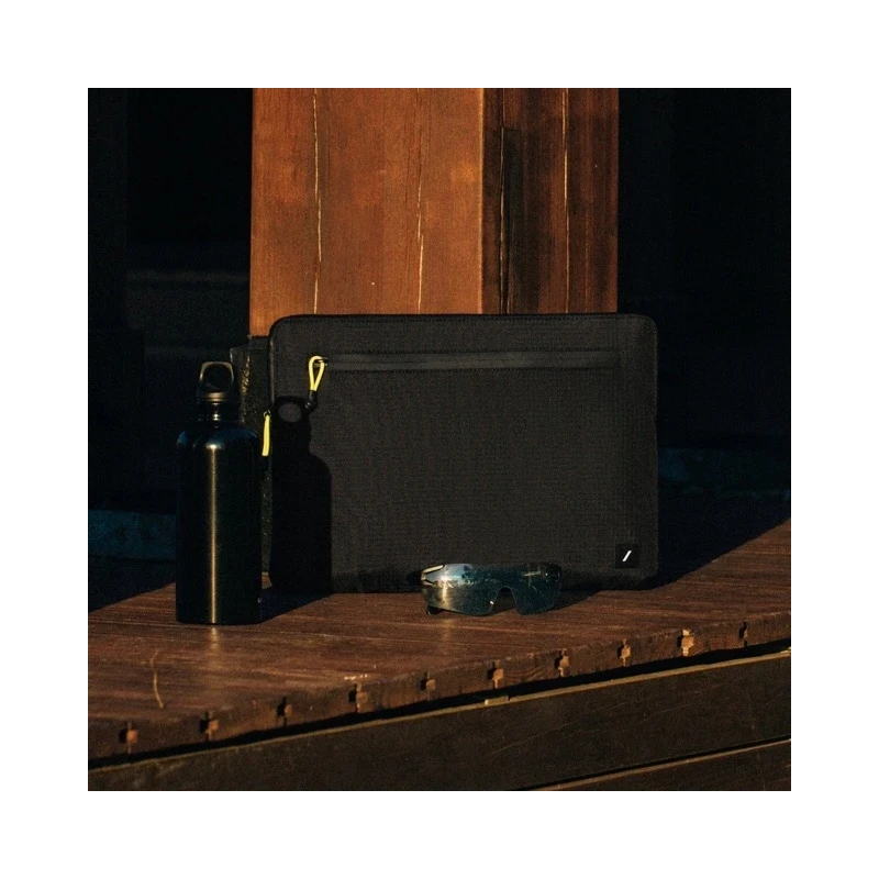 Native Union Ultralight Sleeve - etui ochronne do Macbook 16" (black)