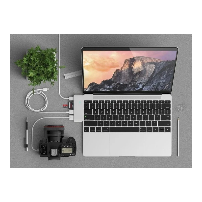 Satechi Type-C USB Passthrough Hub - aluminiowy Hub do urządzeń mobilnych USB-C (USB-C 60W, 2x USB-A, czytnik kart micro/SD) (si