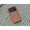 Mujjo Wallet case plecki etui skórzane portfel iPhone 17 Pro MagSafe tan