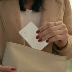Satechi FindAll karta lokalizująca portfel z Apple Find My MagSafe IP66 (sand)