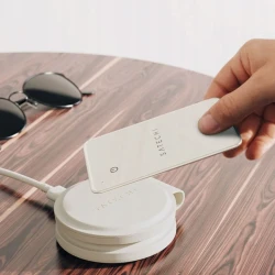 Satechi FindAll karta lokalizująca portfel z Apple Find My MagSafe IP66 (sand)