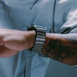 NOMAD elegancka mocna tytanowa bransoleta Apple Watch, Ultra, SE orange FKM (natural titanium, ultra orange FKM)