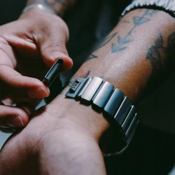 NOMAD elegancka mocna tytanowa bransoleta Apple Watch, Ultra, SE black FKM (natural titanium, black FKM)