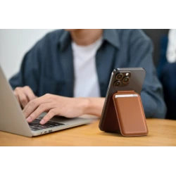 Satechi Vegan-Leather Wallet Stand - portfel i podstawka do iPhone'a z wegańskiej skóry kompatybilny z MagSafe (brown)