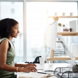 Ergotron LX PRO mocny regulowany uchwyt biurkowy na jeden monitor (biały)